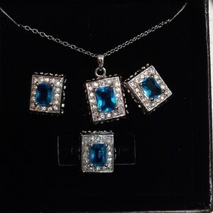 Necklace set blue stones New in box ❤️❤️💜💜